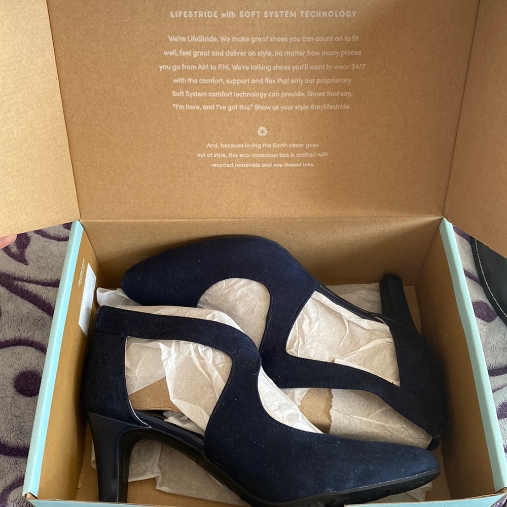 Size 8 womens life stride navy blue suede pump. Never worn, in the box.